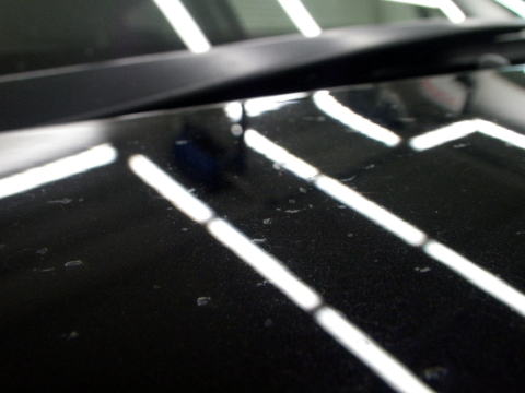 自動車の塗装面にある花粉によるシミ